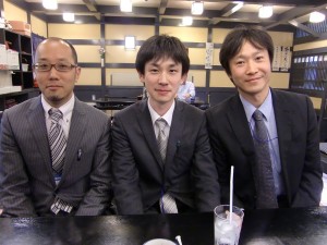 左：鎌田先生、真ん中：降矢先生、右：私　（盛岡の歯周病学会にて）